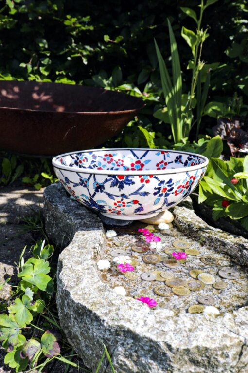 Skøn keramik frugtskål i hvid med blå og røde motiver. Håndlavet blyfri kvalitet