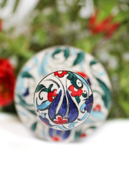 Handpainted ceramic lid with a blue tulip motif. For a handmade ceramic oil bottle with flowers