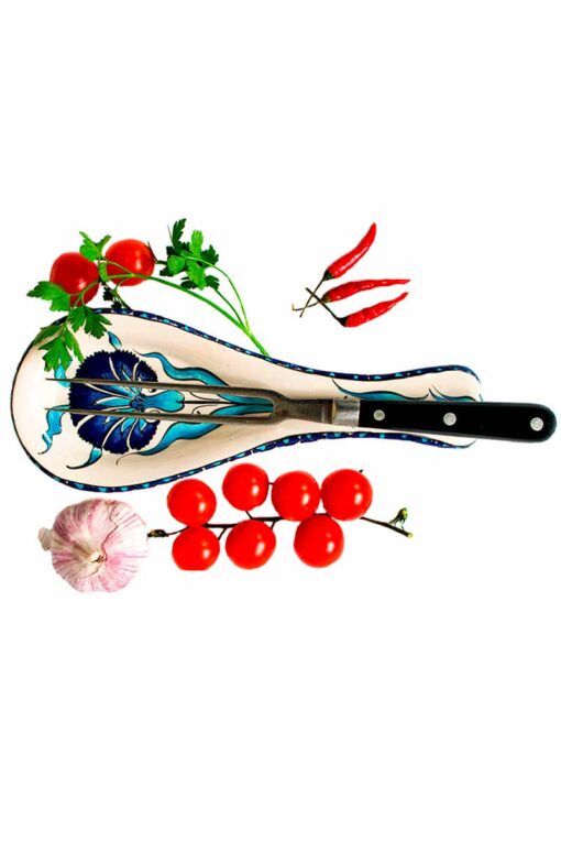 Elegant håndlavet skeholder med enkelt organisk motiv af blå nellikeblomst på hvid baggrund. Til praktisk brug af bestik og køkkenredskaber.