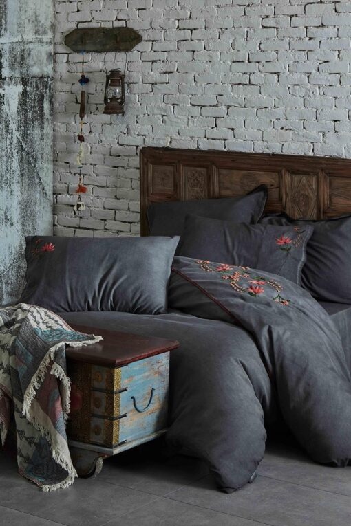 Eksklusivt sengetøj i antracit grå med håndlavede broderier i røde,rosa og grønne nuancer. Økologisk bomuldssatin til dobbeltdyne.